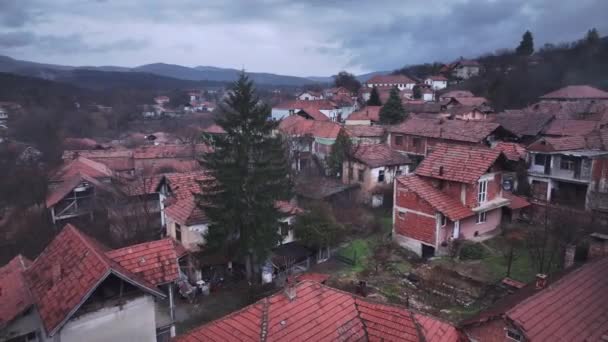セルビア人の村の家の瓦屋根 空の景色 — ストック動画