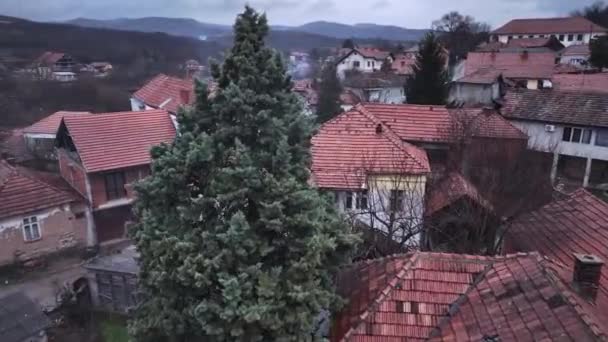 Плиточные Крыши Домов Сербской Деревне Вид Воздуха — стоковое видео
