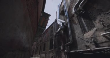 Eski Tiflis, Georgia 'da Balkonlu Küçük Eski Sokaklar