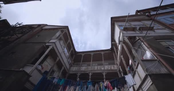 Piccole Vecchie Strade Con Balconi Nella Vecchia Tbilisi Georgia — Video Stock