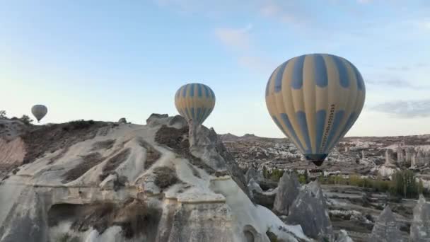 土耳其卡帕多西亚的气球和有洞穴的岩石 空中景观 — 图库视频影像