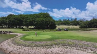 Golfçüler güneşli bir günde sahada oynarlar, Mauritius, hava manzarası