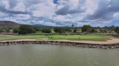 Golfçüler güneşli bir günde sahada oynarlar, Mauritius, hava manzarası