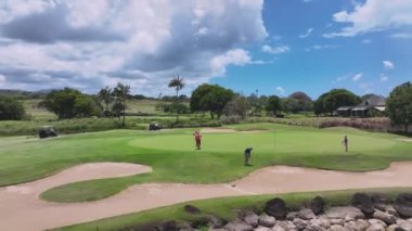 Golfçüler güneşli bir günde sahada oynarlar, Mauritius, hava manzarası