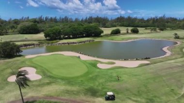 Golfçüler güneşli bir günde sahada oynarlar, Mauritius, hava manzarası