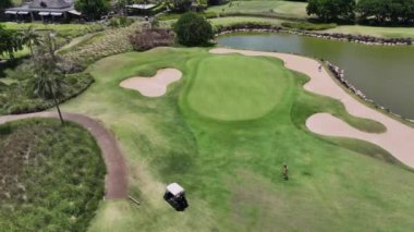 Golfçüler güneşli bir günde sahada oynarlar, Mauritius, hava manzarası