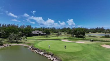Golfçüler güneşli bir günde sahada oynarlar, Mauritius, hava manzarası