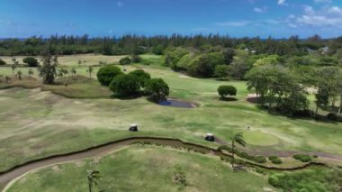 Golfçüler güneşli bir günde sahada oynarlar, Mauritius, hava manzarası