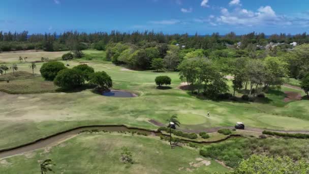 Golfers Spelen Baan Een Zonnige Dag Mauritius Luchtfoto — Stockvideo