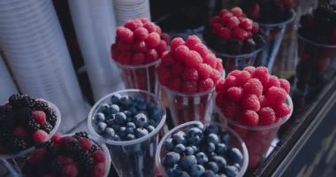 Georgia 'da Fincanlarda Renkli Meyveler
