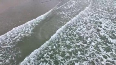 Dalgalar ve boş kumsal, hava manzarası