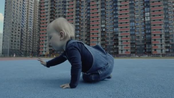 Ein Kind Spielt Vor Der Kulisse Hoher Wohnhäuser — Stockvideo