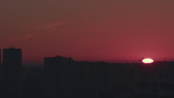 Timelapse Wschodu Słońca Nad Dachami Domów Miejskich — Wideo stockowe