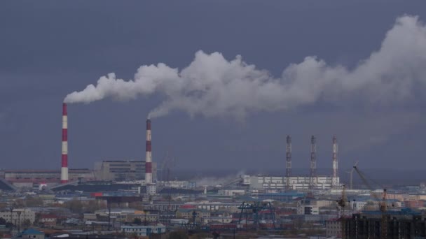 Panorama Timelapse Tuyaux Industriels Fumée Usine Vue Soir — Video