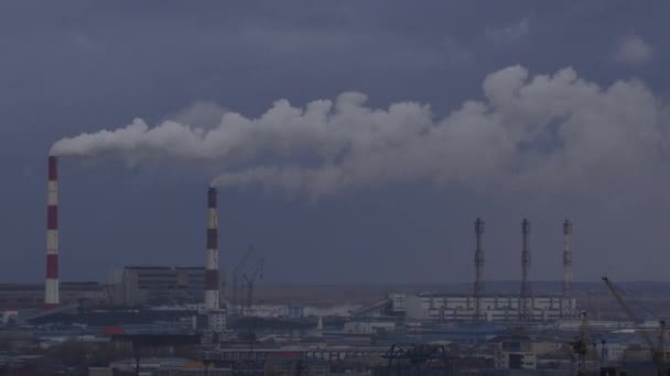 Timelapse Panorama Tubos Industriales Del Humo Fábrica Vista Tarde — Vídeo de stock