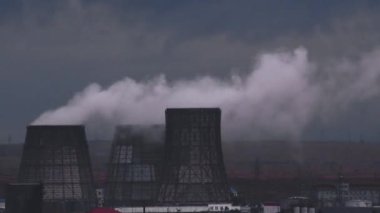Timelapse Panorama Fabrika Duman Endüstriyel Borular, Akşam Görüşü