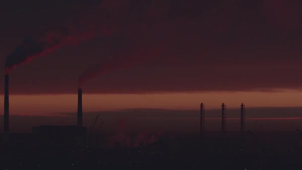 Timelapse Panorama Factory Smoke Industrial Pipes Προβολή Βραδινού — Αρχείο Βίντεο