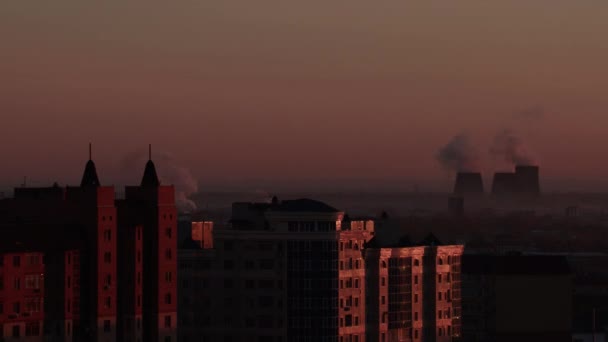 Timelapse Panorama Tubos Industriais Fumaça Fábrica Vista Noite — Vídeo de Stock