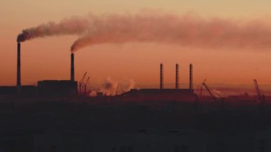Timelapse Panorama Fabrika Duman Endüstriyel Borular, Akşam Görüşü