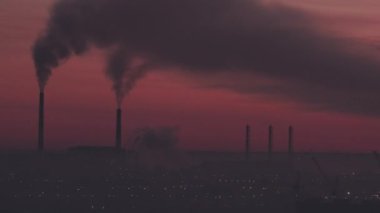 Timelapse Panorama Fabrika Duman Endüstriyel Borular, Akşam Görüşü
