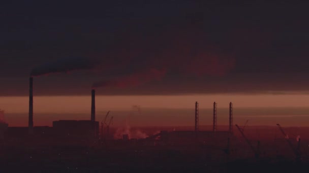Panorama Timelapse Tuyaux Industriels Fumée Usine Vue Soir — Video