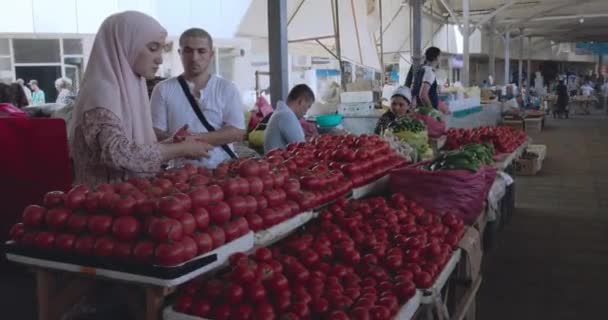 Προϊόντα Και Έμποροι Στο Ανατολίτικο Παζάρι Στο Ουζμπεκιστάν — Αρχείο Βίντεο
