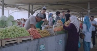 Özbekistan 'daki Doğu Pazarı' nda Ürünler ve Tüccarlar