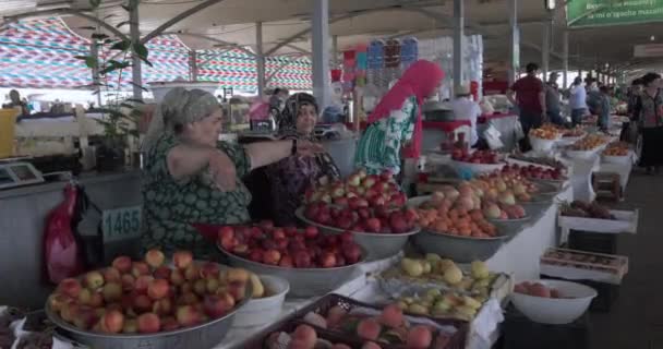 Продукция Трейдеры Восточном Базаре Узбекистане — стоковое видео