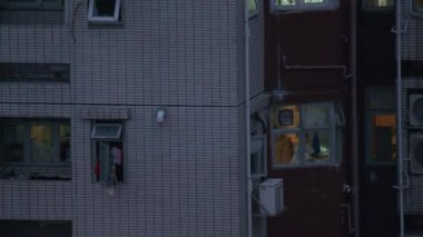 Hong Kong Evlerinin Akşam Pencerelerinde Yaşam