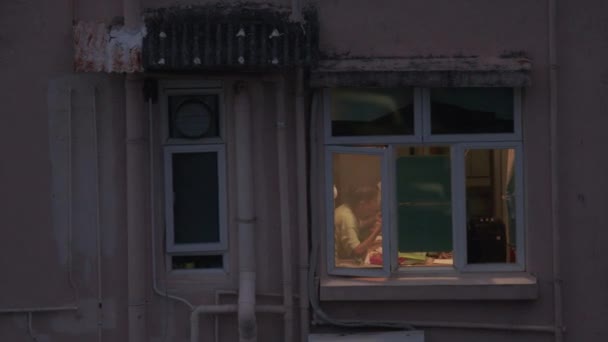 Hong Kong Evlerinin Akşam Pencerelerinde Yaşam — Stok video