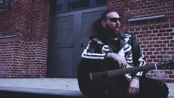 Brutal Homme Noir Vêtements Avec Une Guitare Des Lunettes — Video