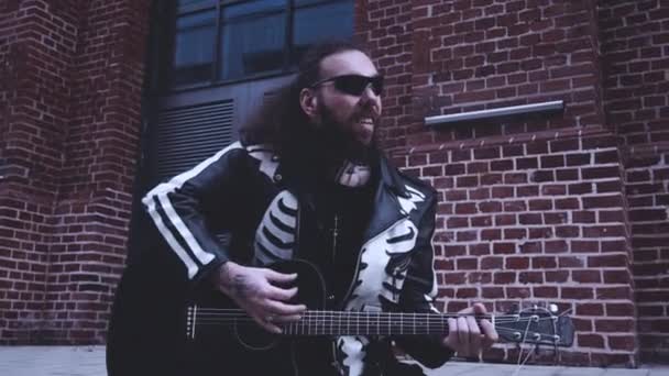 Brutal Man Black Clothes Guitar Glasses Dalam Bahasa Inggris — Stok Video