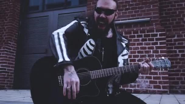 Brutal Homme Noir Vêtements Avec Une Guitare Des Lunettes — Video
