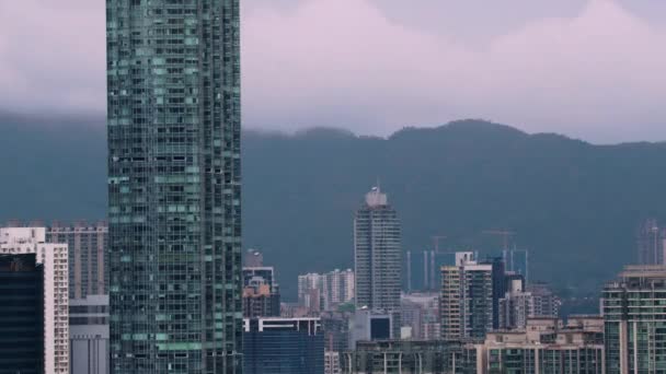 Zeitraffer Hongkonger Gebäude Vor Dem Hintergrund Von Bergen Und Wolken — Stockvideo