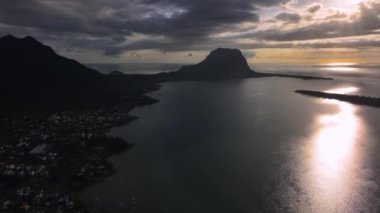 Günbatımında Le Morne Dağı 'nın Silueti, Hava Görüntüsü, Mauritius