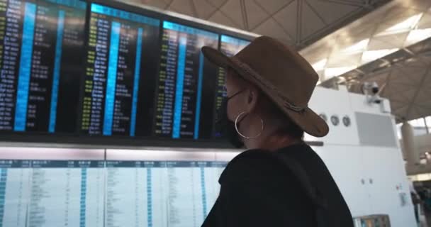 Fille Dans Masque Chapeau Regarde Tableau Départ Aéroport — Video