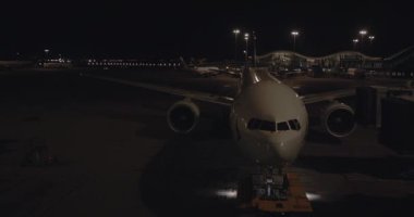 Gece vakti Hong Kong Havaalanı 'ndaki terminalin penceresinden uçakla.