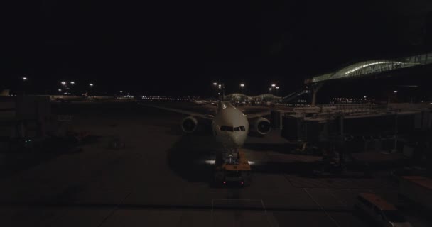 Flugzeug Der Nacht Durch Das Terminal Fenster Flughafen Hongkong — Stockvideo