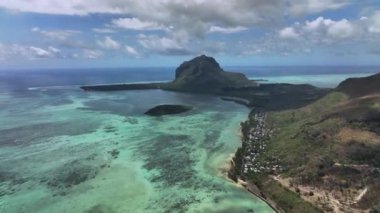 Mauritius Havalimanı 'ndan Le Morne Brabant Dağı manzaralı adanın manzarası