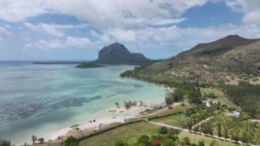 Mauritius Havalimanı 'ndan Le Morne Brabant Dağı manzaralı adanın manzarası