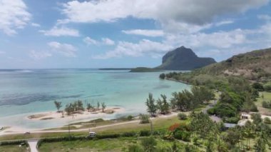 Mauritius Havalimanı 'ndan Le Morne Brabant Dağı manzaralı adanın manzarası