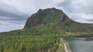 Mauritius Havalimanı 'ndan Le Morne Brabant Dağı manzaralı adanın manzarası