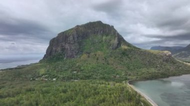 Mauritius Havalimanı 'ndan Le Morne Brabant Dağı manzaralı adanın manzarası