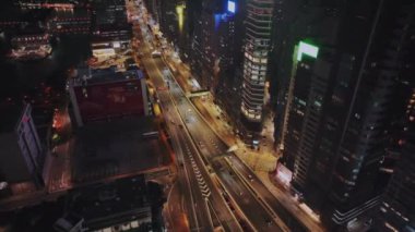 Gece Karayolu ve Hong Kong 'un Parlak Binaları, Hava Manzarası