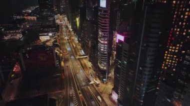 Gece Karayolu ve Hong Kong 'un Parlak Binaları, Hava Manzarası