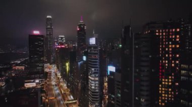 Gece Karayolu ve Hong Kong 'un Parlak Binaları, Hava Manzarası