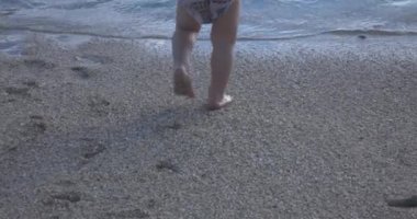 Panama Şapkalı Çocuk Okyanusta Suda Oynuyor