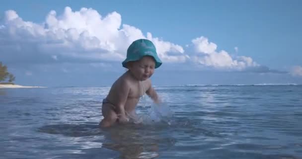 巴拿马的孩子在海里的水里嬉戏 — 图库视频影像