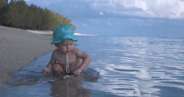 Niño Sombrero Panamá Juega Agua Océano — Vídeos de Stock
