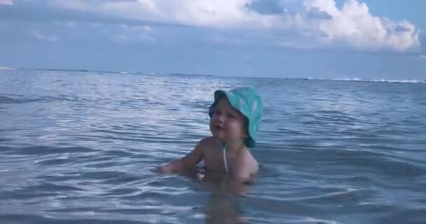 Dzieciak Panamskiej Czapce Bawi Się Wodzie Oceanie — Wideo stockowe